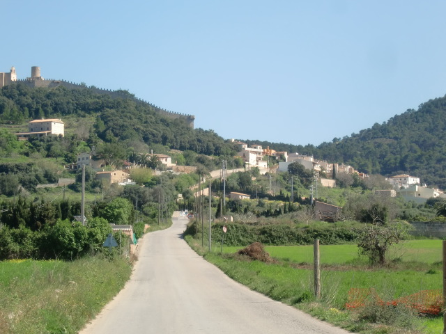 Nordost-Mallorca -   Son Servera   ist ca. 2,5 km von den wunderschönen  Stränden von Cala de los Pinos, Cala Millor und der Cala Bona  entfernt. 
Das Dorf mit über 11.000 Einwohnern liegt am Fusse des Berghügels es Puig de sa Font. 
Nur 3 - 4 km von Son Servera entfernt befinden sich die vier Urlaubsgebiete Cala Millor - Cala Bona - Sa Coma und Costa dels Pins.
