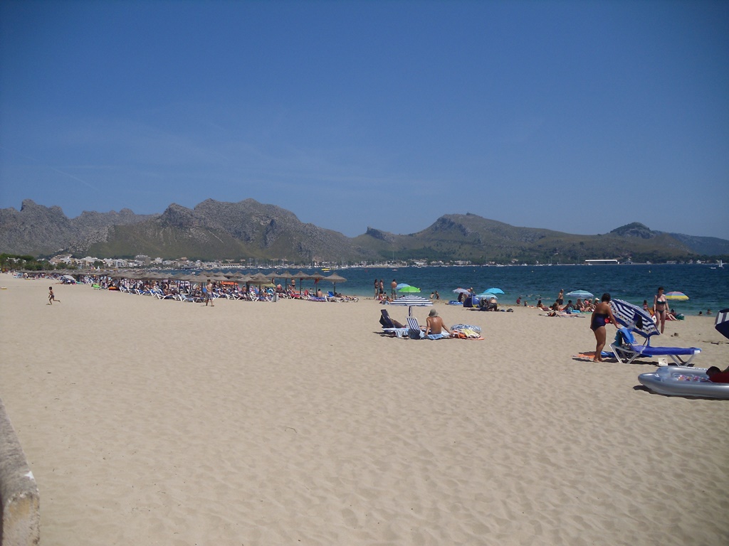 Bucht von Alcudia - Der fachabfallende, feinsandige Strand ist wie geschaffen für Familien! Die traumhaft, abwechselungsreiche Landschaft wird alleine schon an der Bucht von Alcudia deutlich.