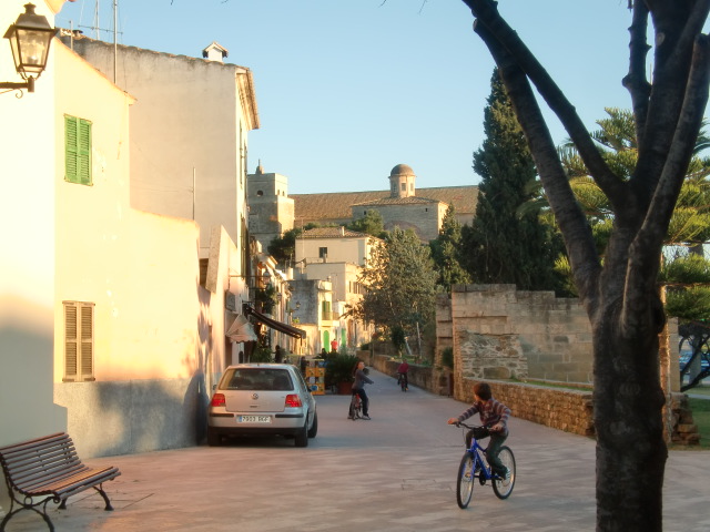 Bucht von Alcudia - Durch die vor einigen Jahren schön gestaltete Fußgängerzone der Altstadt von Alcudia hat der Stadtkern noch mehr an Reiz gewonnen.