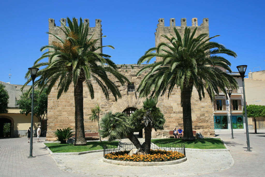 Bucht von Alcudia - Sehenswert ist die Kirche Sant Jaume, die im 16. Jh. sowie 1870 - 1882 umfangreich renoviert worden ist. In der Kirche finden Sie eine überkuppelte barocke Kapelle für das Holzkruzifix  El Santo Cristo  aus dem 15. Jh..