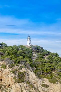 Nordost-Mallorca - Lohnenswert ist in Cala Ratjada ein Spaziergang hinauf zum Leuchturm mit wunderschönem Blick über die Küste.