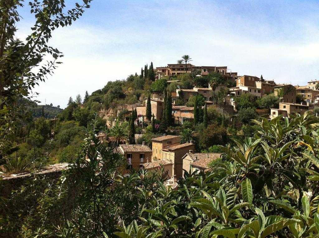 Mallorca Fincas in der Umgebung des Tramuntana-Gebirges, Deia und Valldemossa - Auch finden Sie hier das einst verlassene und heute sehr populäre und reizvoll gelegene Deià, das als Künstlerdorf Mallorcas bekannt ist.