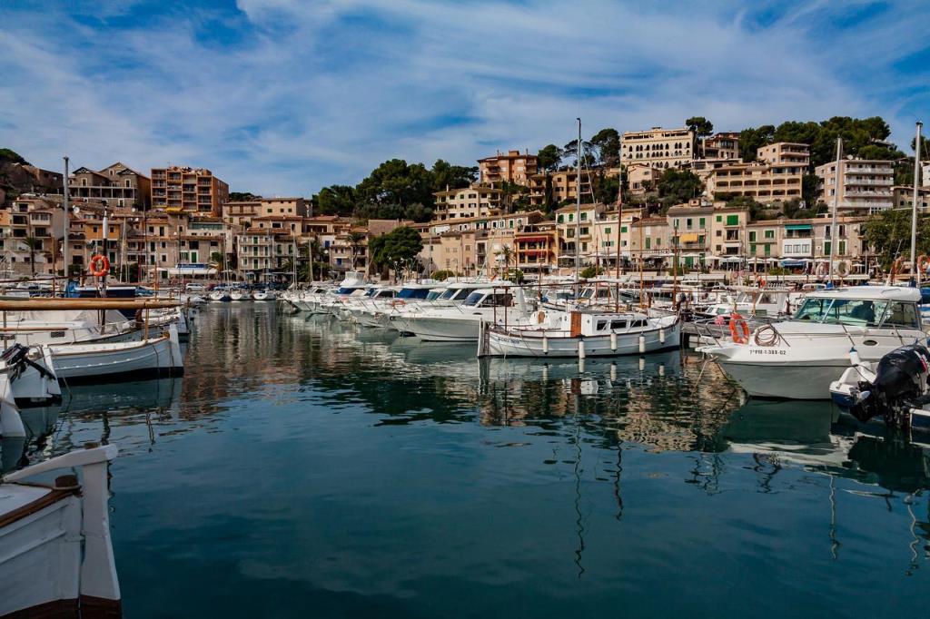 Mallorca Fincas in der Umgebung des Tramuntana-Gebirges, Deia und Valldemossa - Der Hafen von Sóller mit vielen kleinen Restaurants und Cafés.