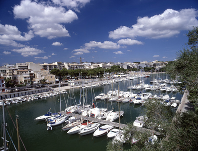 Ostküste-Mallorca - Im schönen Hafen liegen viele kleine Segel- und Fischerboote.