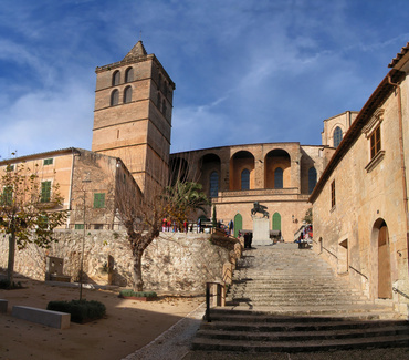 Zentral-Mallorca - Die alte um 1248 erbaute Pfarrkirche   bildet den Mittelpunkt des Städtchens.