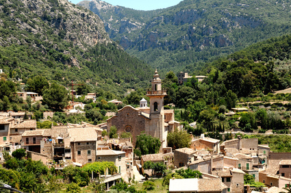 Mallorca Fincas in der Umgebung des Tramuntana-Gebirges, Deia und Valldemossa - Oberhalb des Ortes liegt das Kartäuserkloster La Cartuja, in dem Frederic Chopin wohnte.